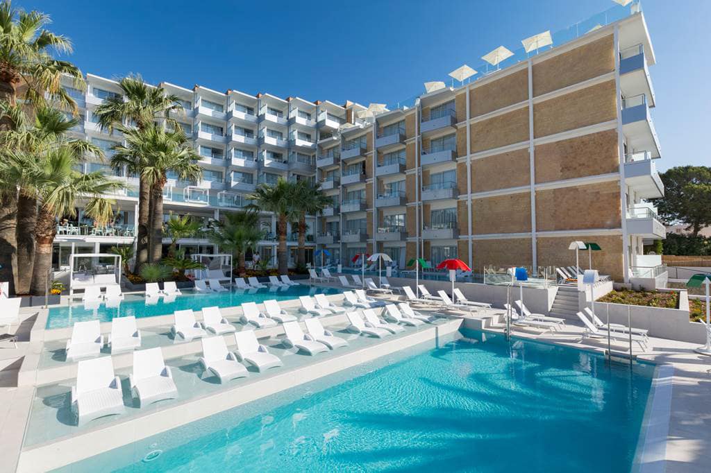 Adults Only Majorca Luxury Swim Up Room - Image 2