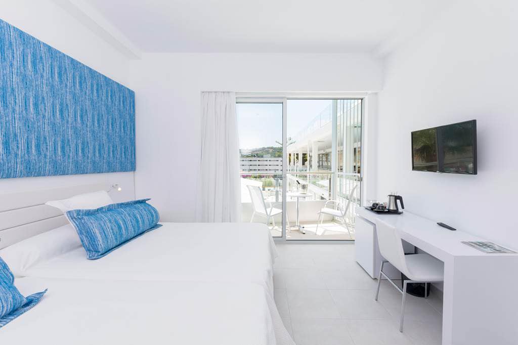 Adults Only Majorca Luxury Swim Up Room - Image 4