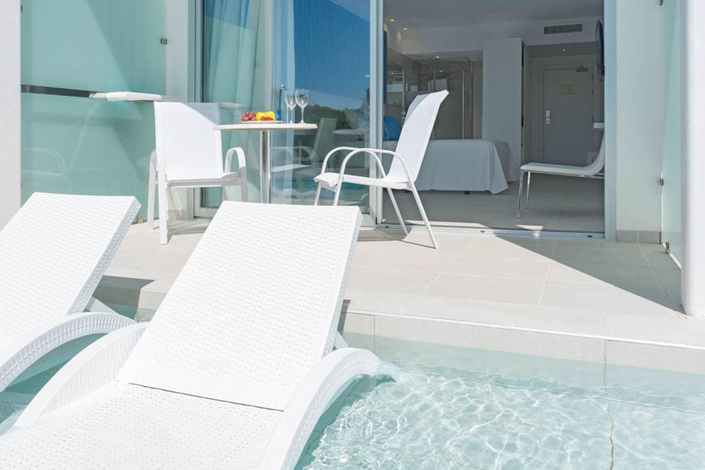 Adults Only Majorca Luxury Swim Up Room - Image 6
