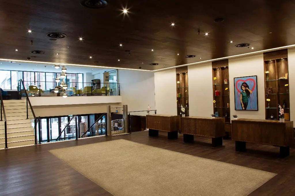 LONDON LATE YEAR EARLY BOOKER - Image 4