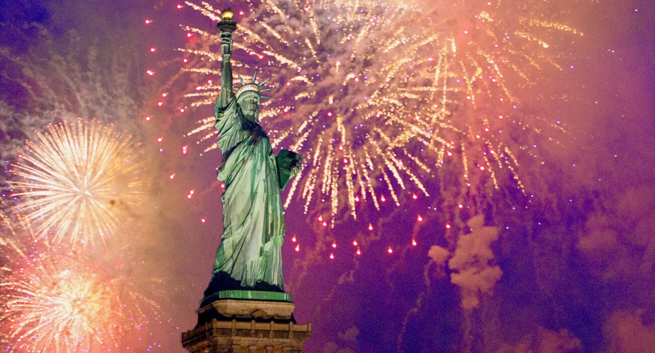 NEW YEARS EVE IN NEW YORK CITY - Image 1