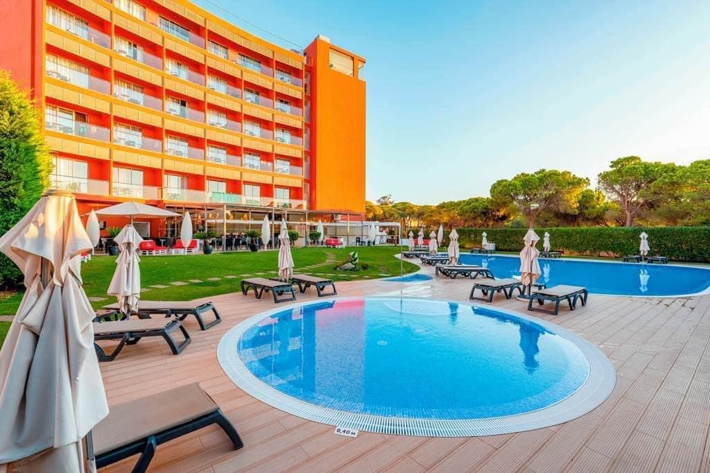 4* STUNNING LATE APRIL PORTUGAL DEAL - Image 1
