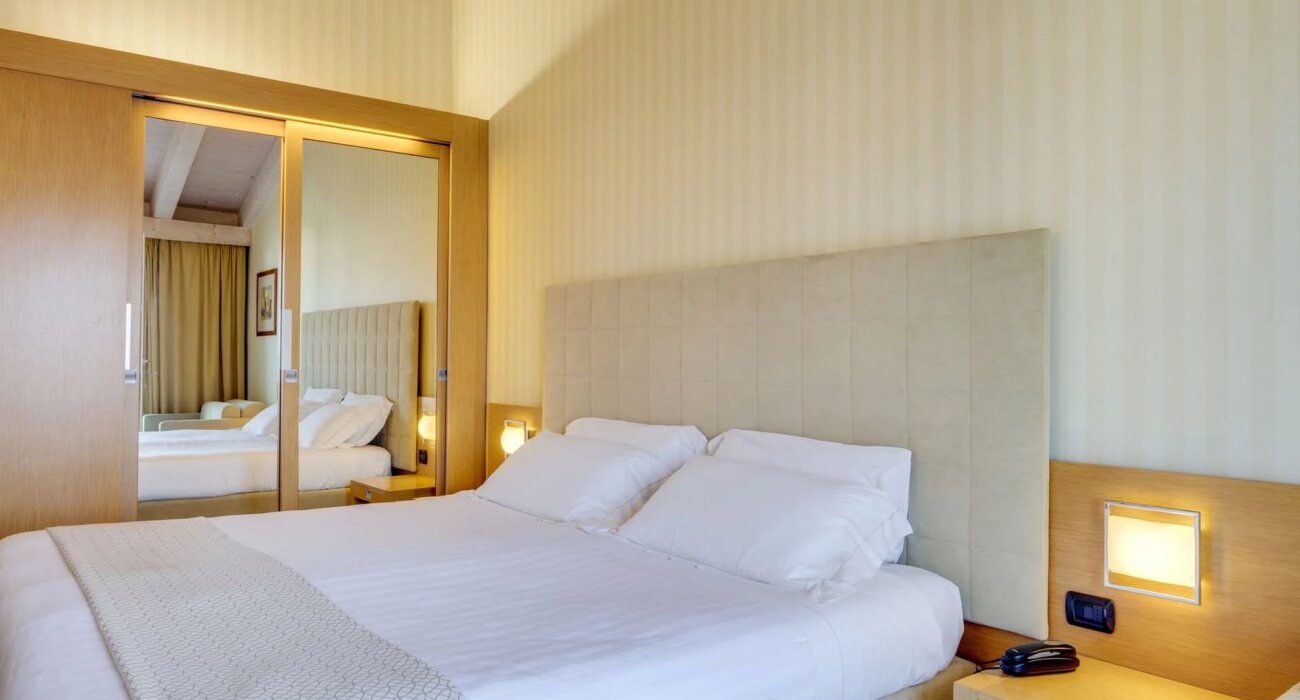 Mid May in Beautiful 4*  Lake Garda Italy - Image 2