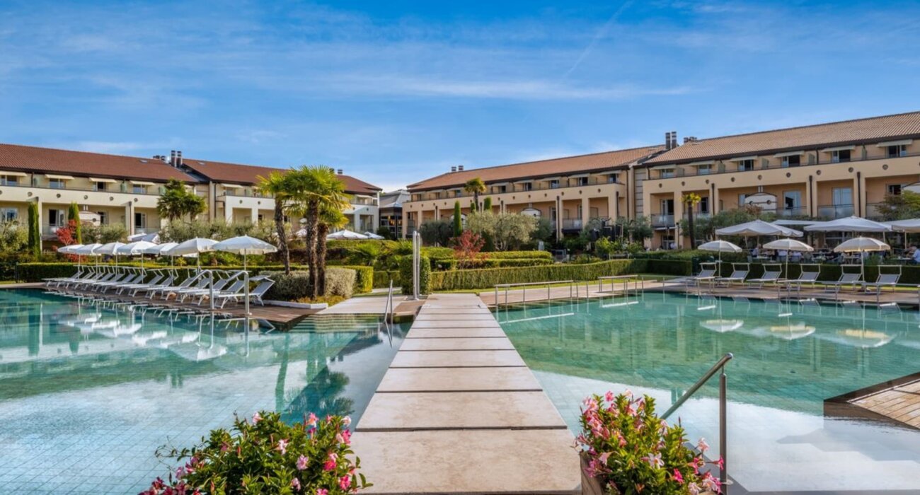 Mid May in Beautiful 4*  Lake Garda Italy - Image 3