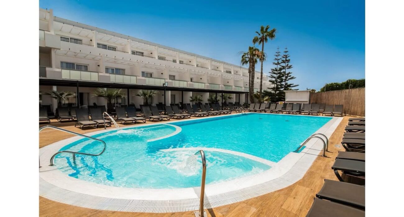 Mid April 4* Lanzarote Mini Sunshine Break - Image 2