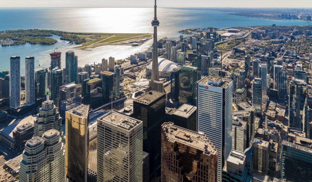 Autumn Canada Twin Centre: Toronto and Niagara - Image 1