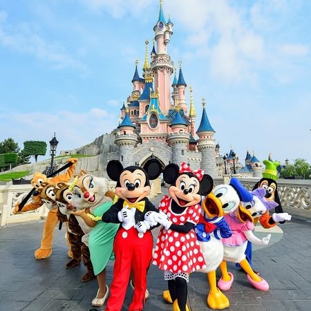 Disneyland Paris 2027 Easter Early Booker - Image 1