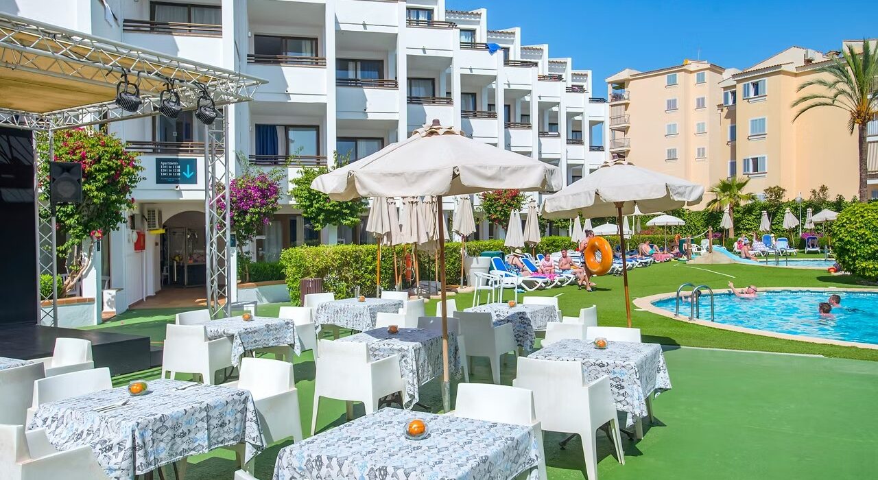 FAMILY OF 4 LATE DEAL TO SANTA PONSA - Image 2