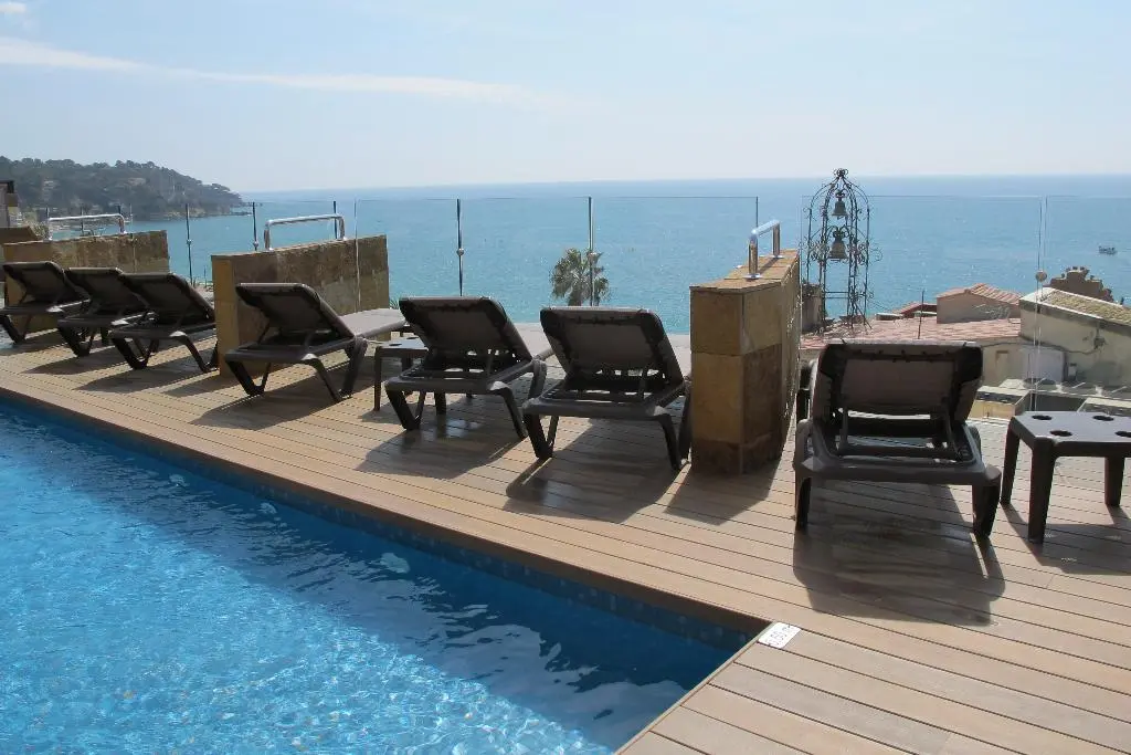 Modern beachfront Stay – Costa Brava in October - Image 1