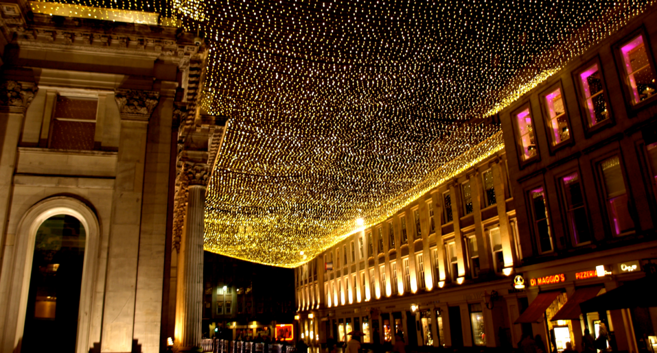 GLASGOW SCOTLAND CHRISTMAS SHOPPER - Image 6