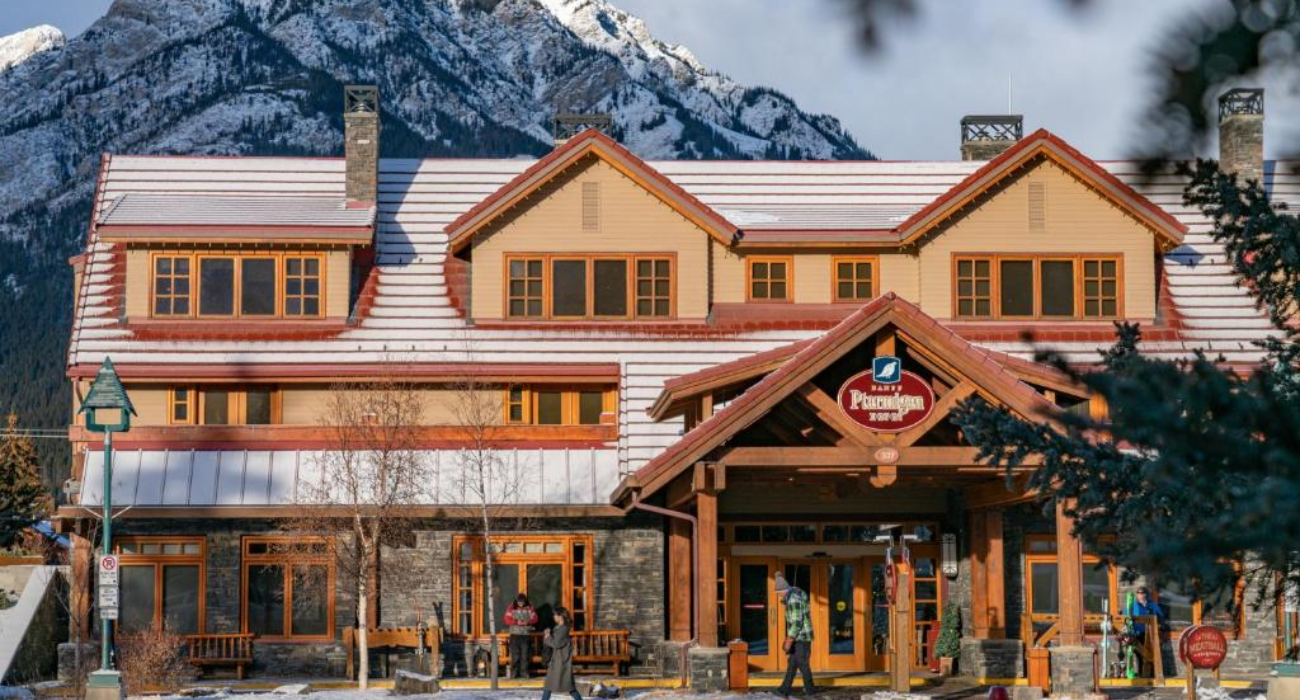 SKI IN THE HEART OF THE CANADIAN ROCKIES - Image 4