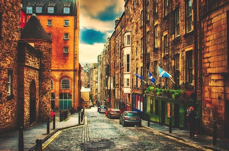 Visit the Christmas Markets in Edinburgh Scotland - Image 5