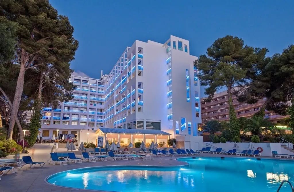 Summer 27 Salou Spain EARLY BOOKER - Image 1