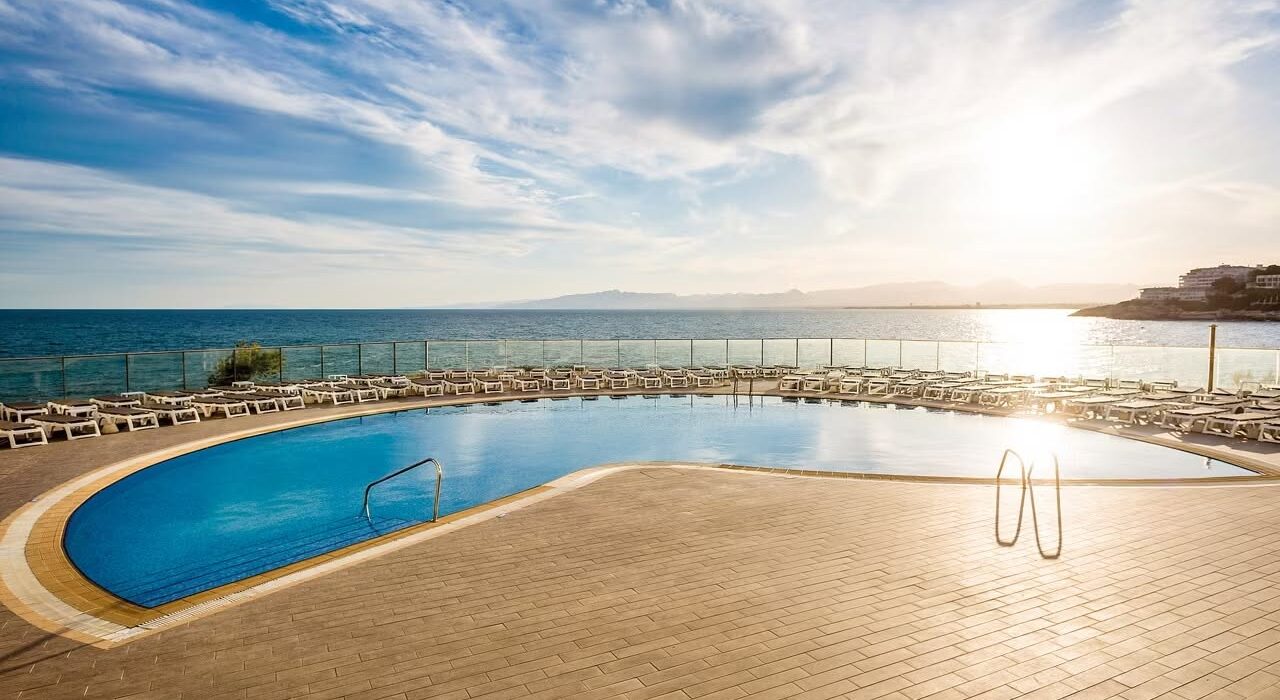 Late Summer Seaside Bliss on Costa Dorada - Image 1