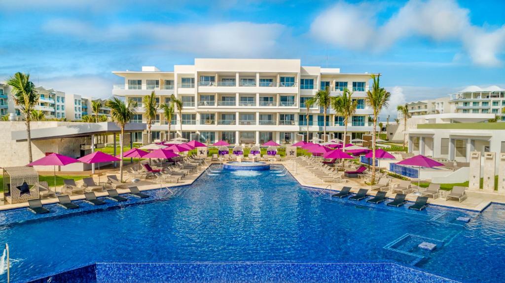 FAMILY FUN IN THE SUN 5* CANCUN STYLE - Image 1