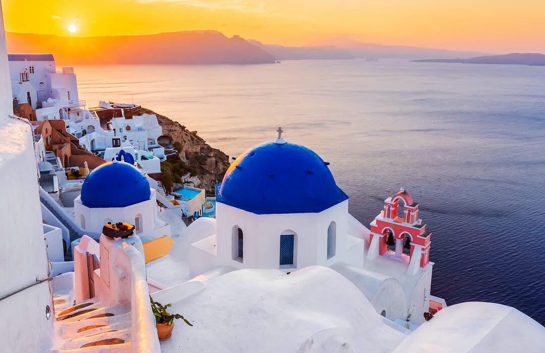 Early Summer Santorini with Private Jacuzzi Room - Image 1